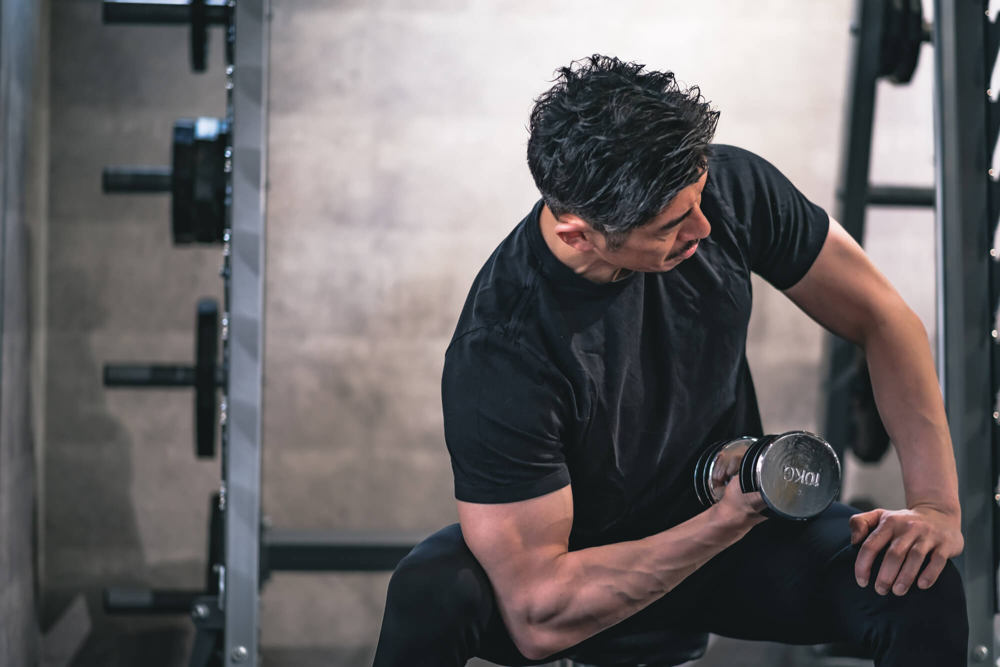 筋トレをする男性