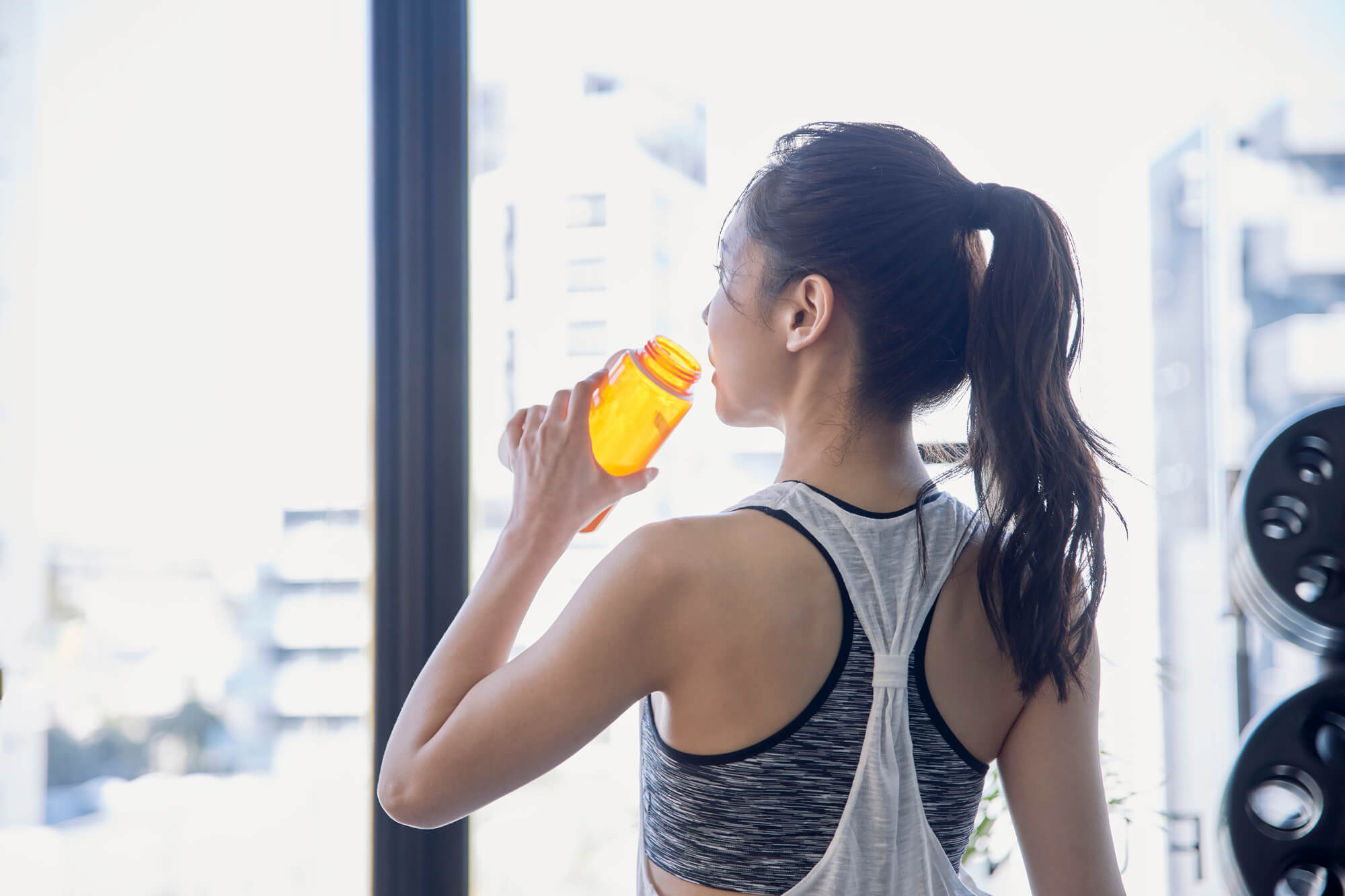 水分補給する女性