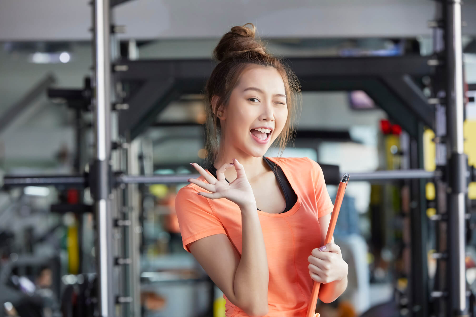 OKサインを出すジムの女性