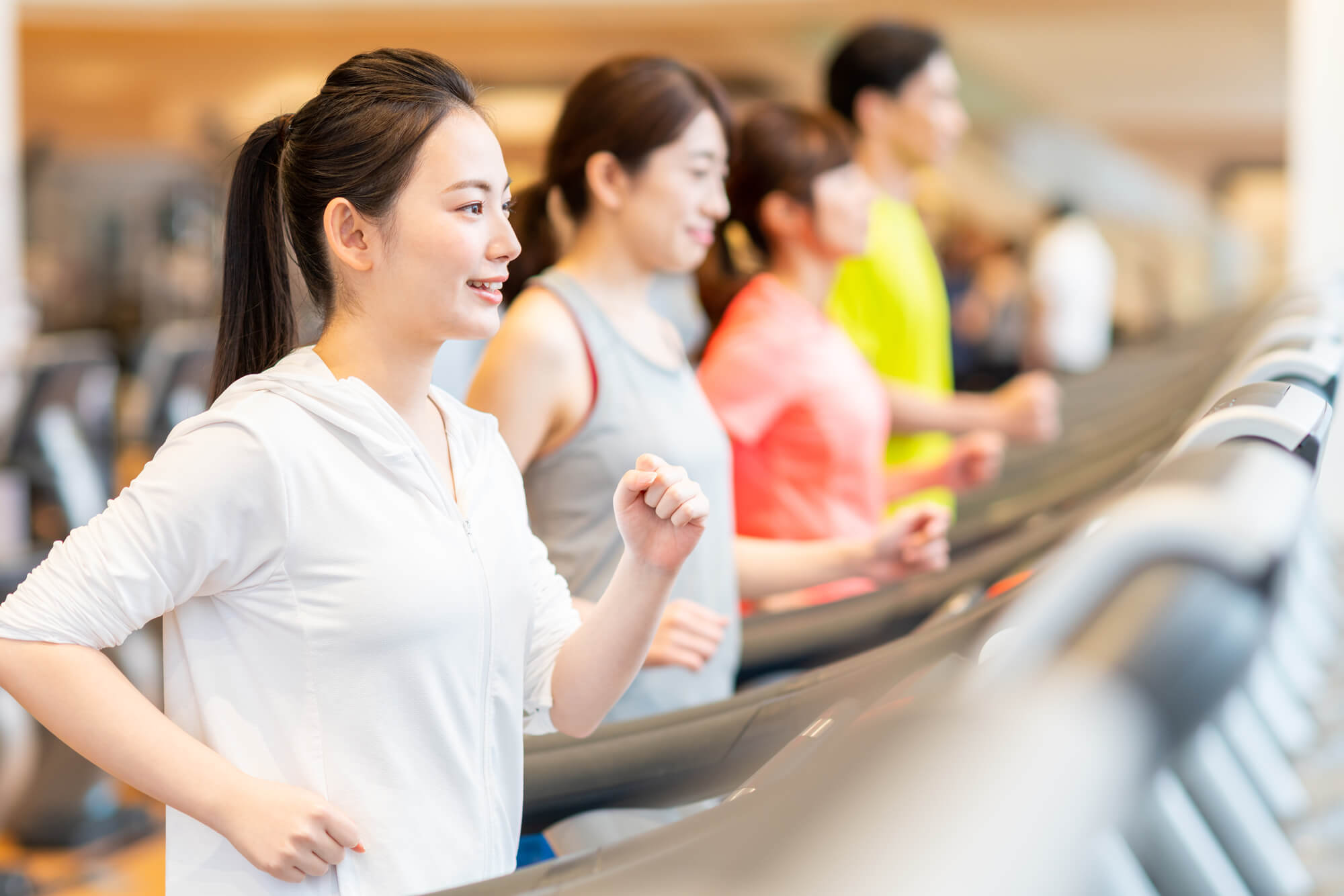 ランニングマシーンで運動する女性