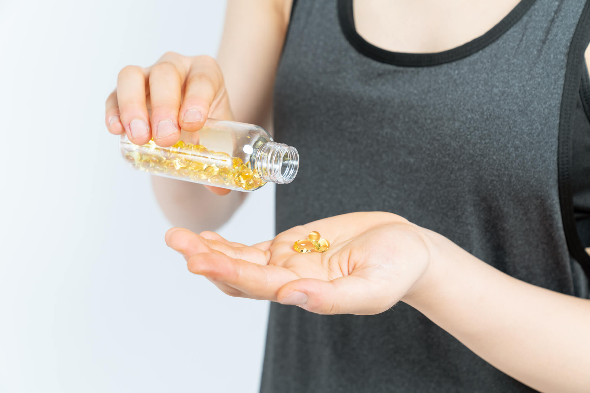 サプリを飲む女性