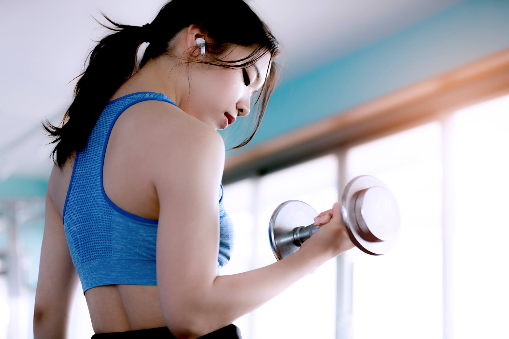 トレーニングをする女性