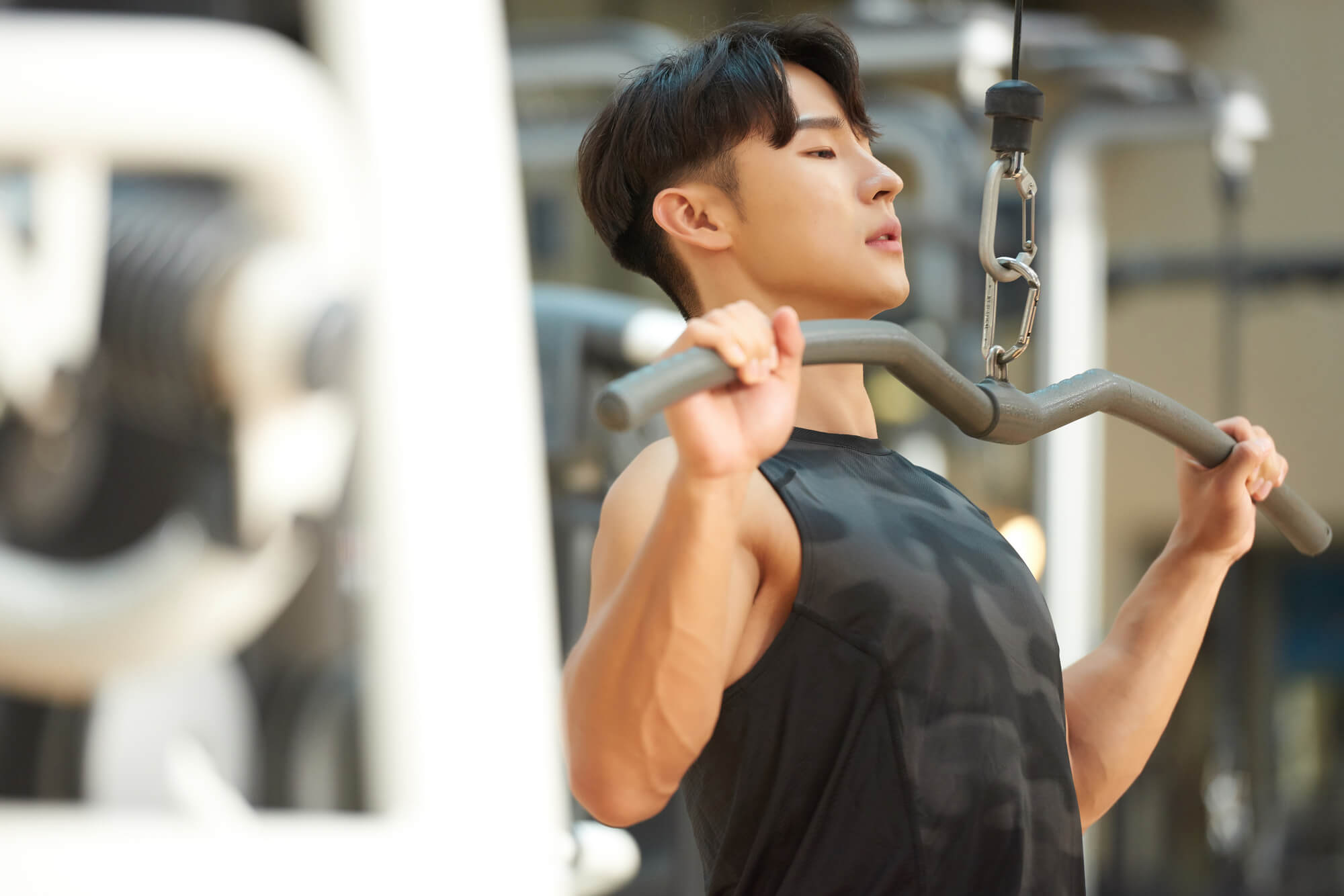 マシンを使ってトレーニングしている人