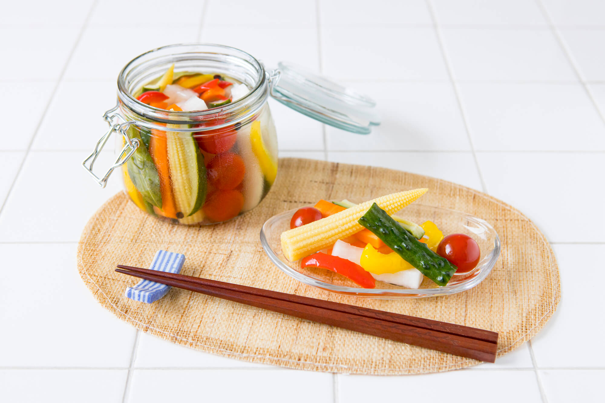 保存容器に入った夏野菜のピクルス