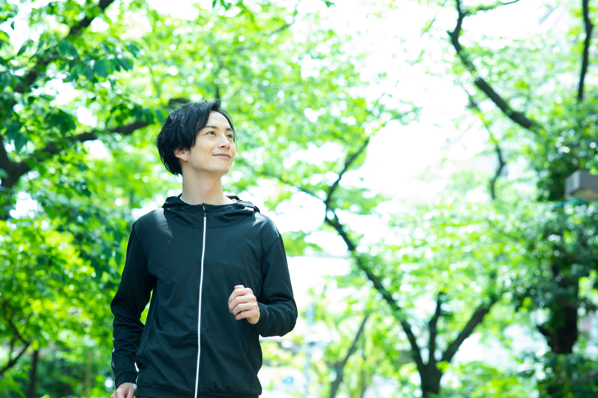 ウォーキングをする男性
