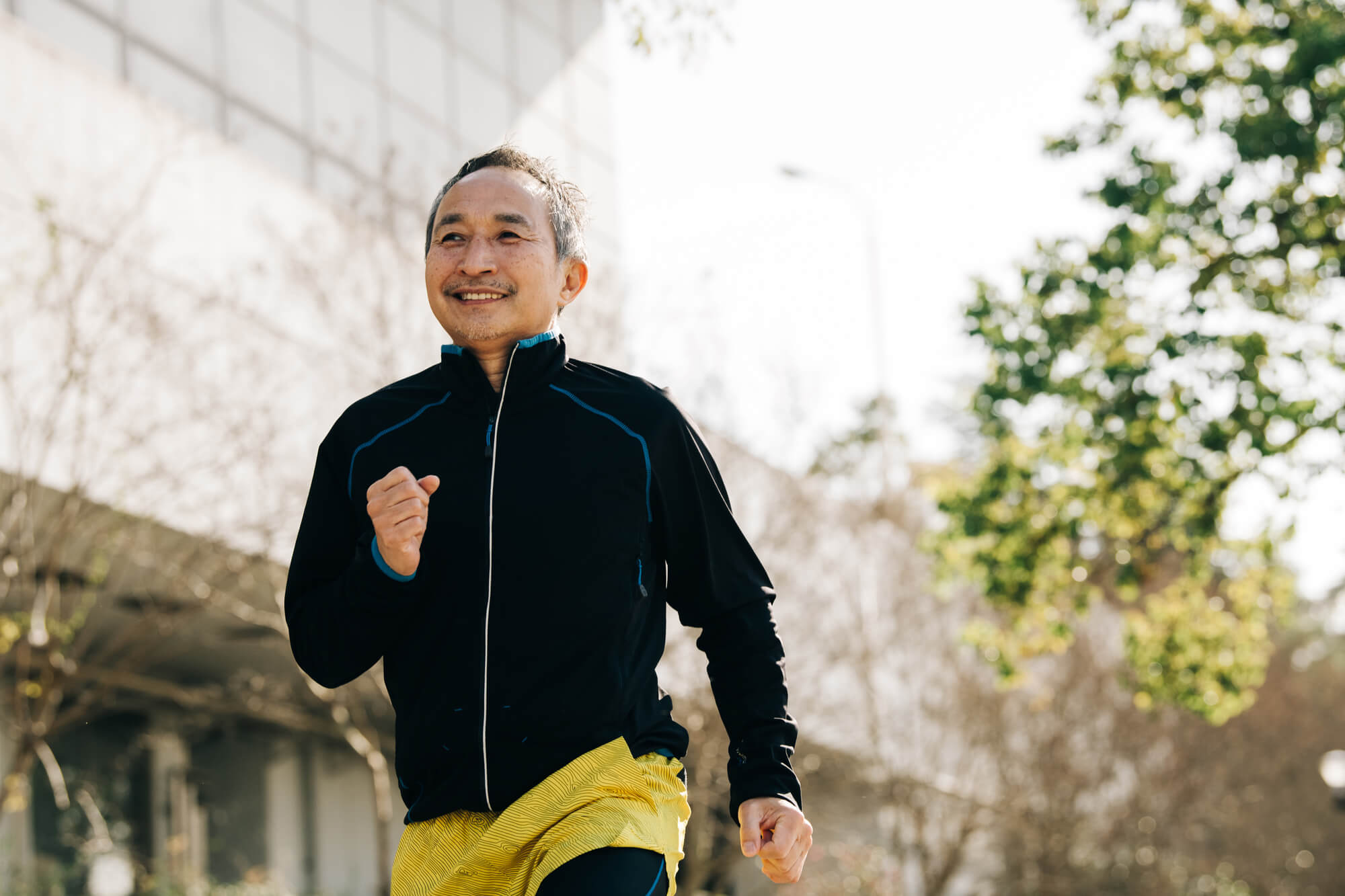 外でジョギングする男性
