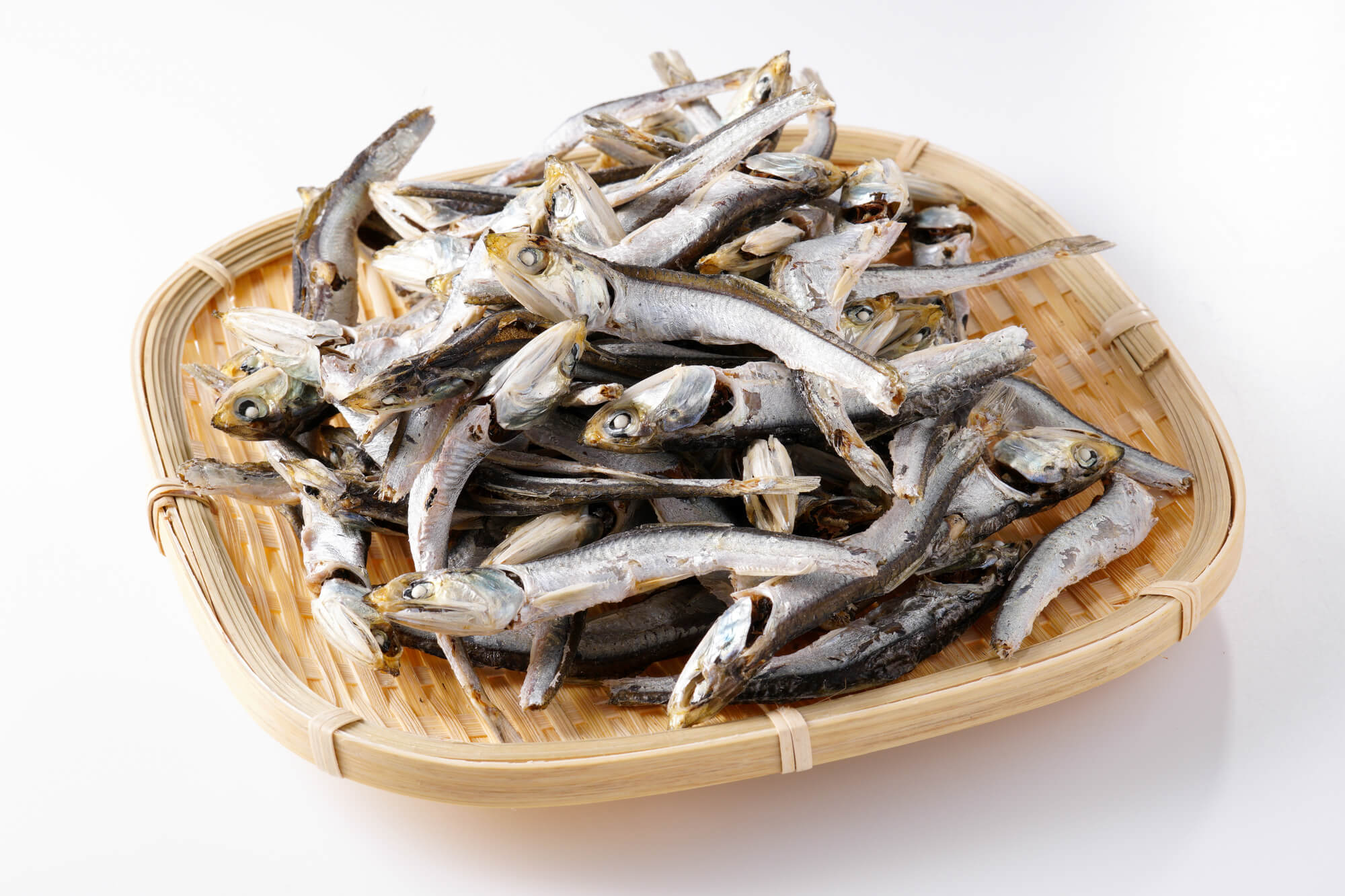 かごの上に乗っている煮干し