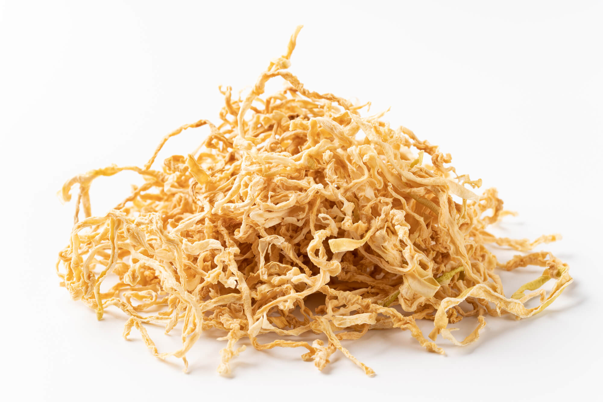 ホワイトの背景と切り干し大根