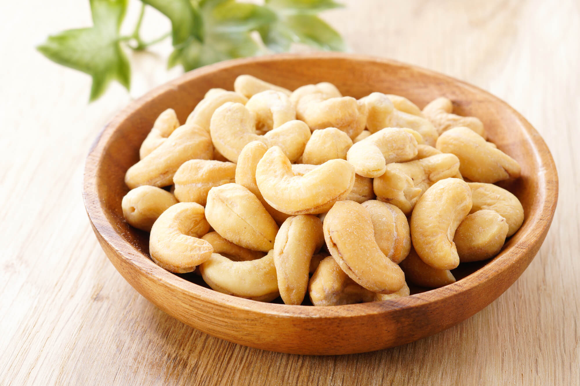木製の皿に入っているカシューナッツ