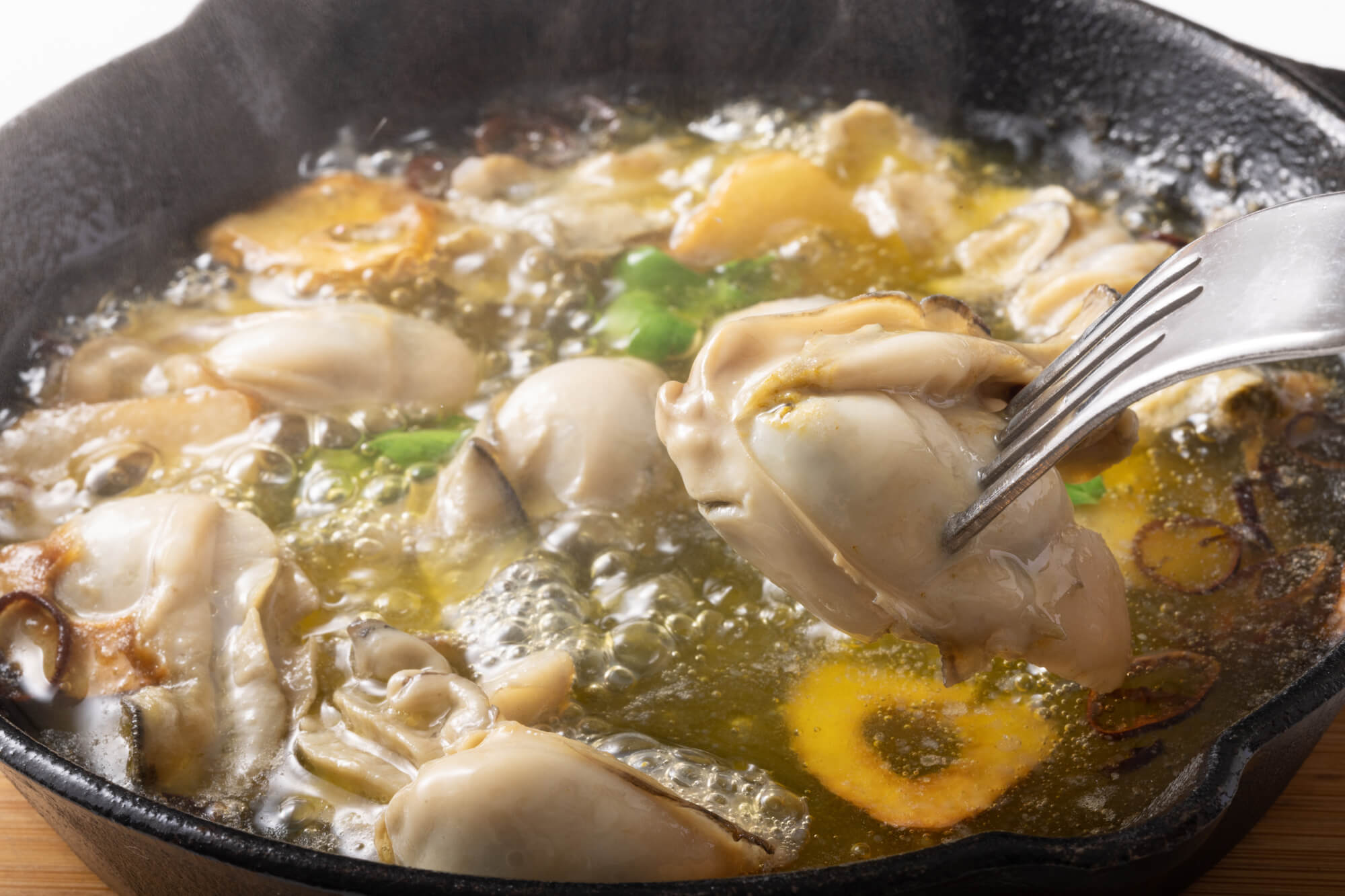 亜鉛を多く含むカキを豊富に使ったアヒージョ