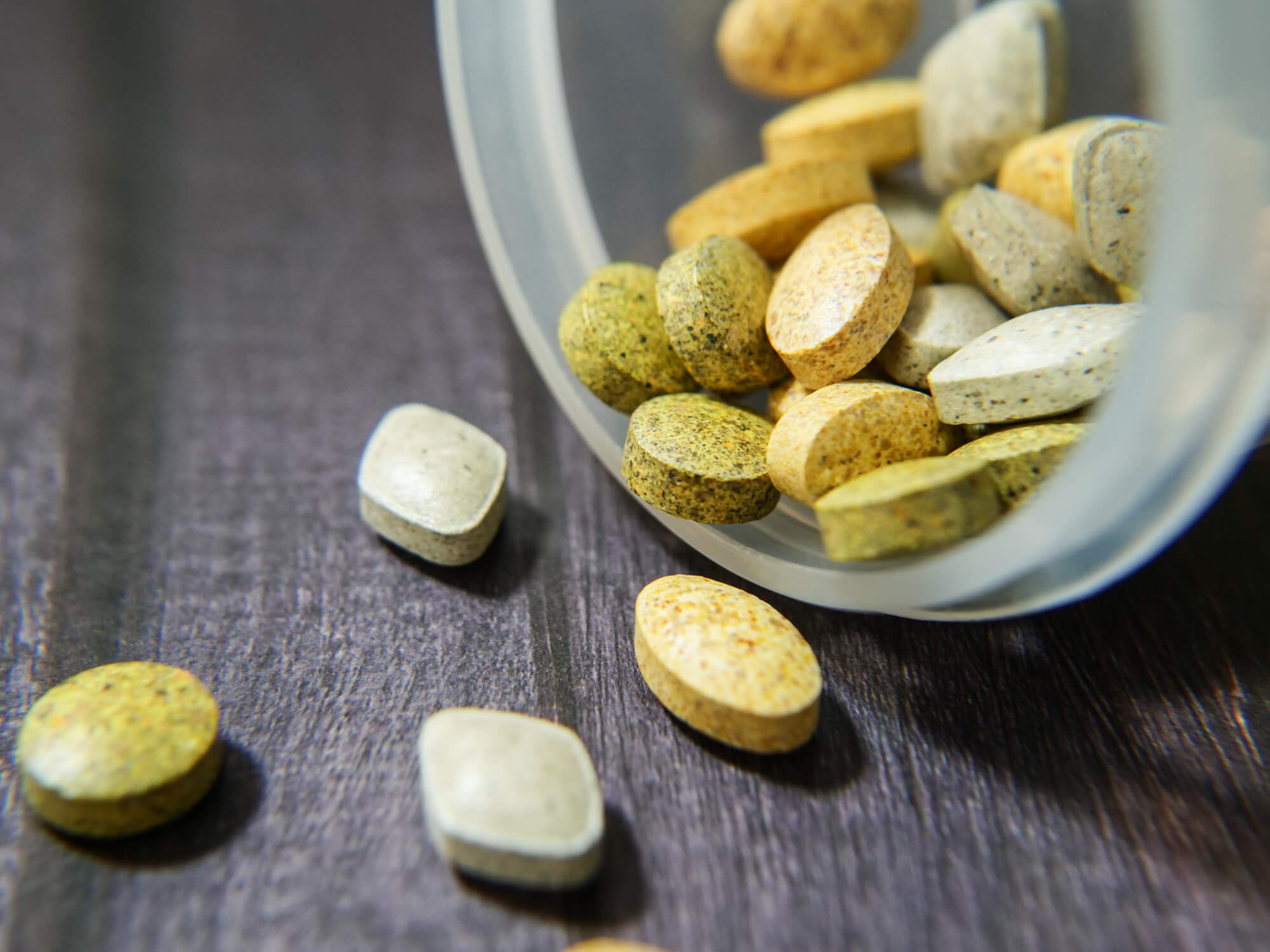 プラスチックボトルから出したサプリメント