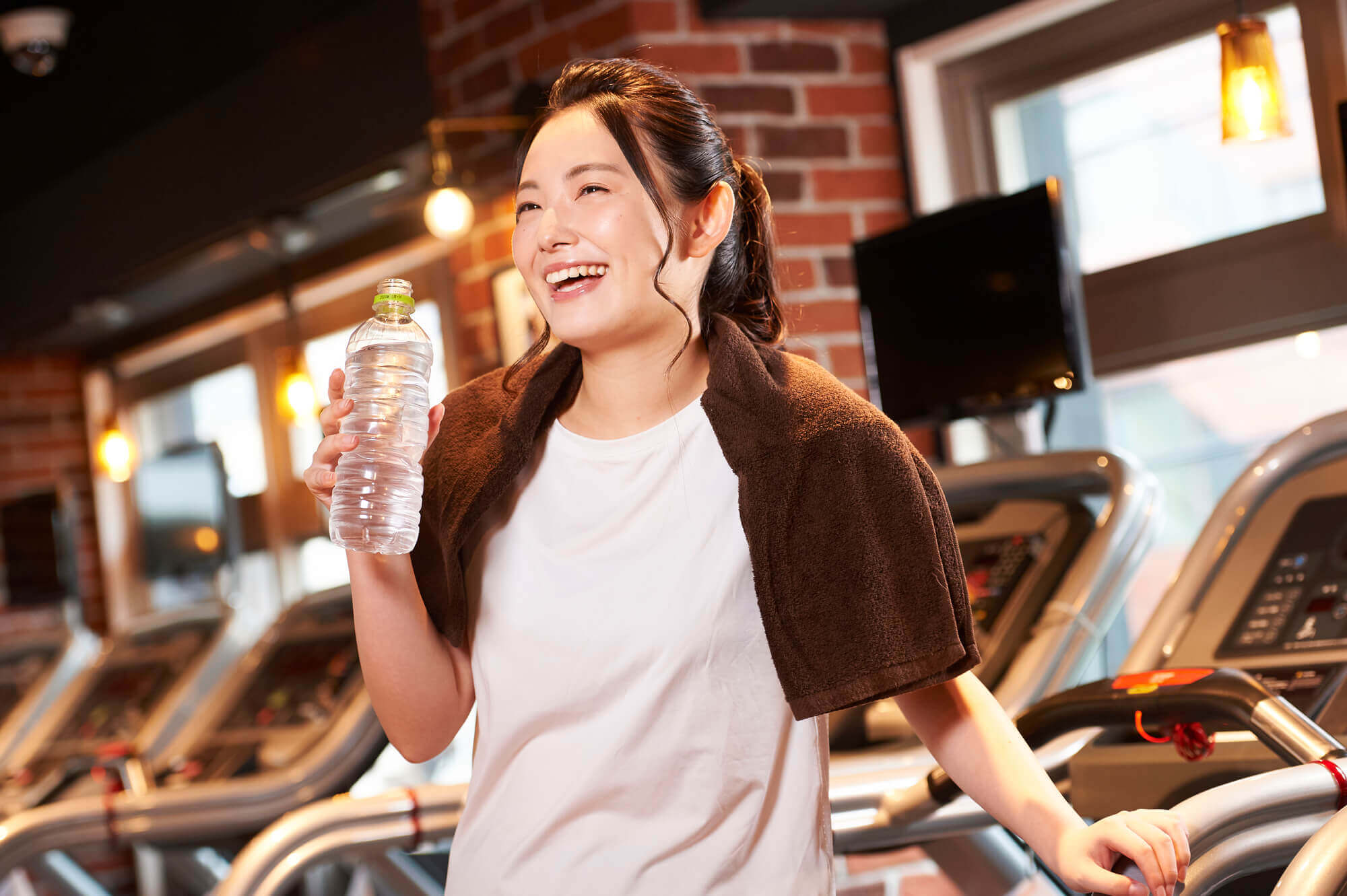 事務で水分補給をする女性