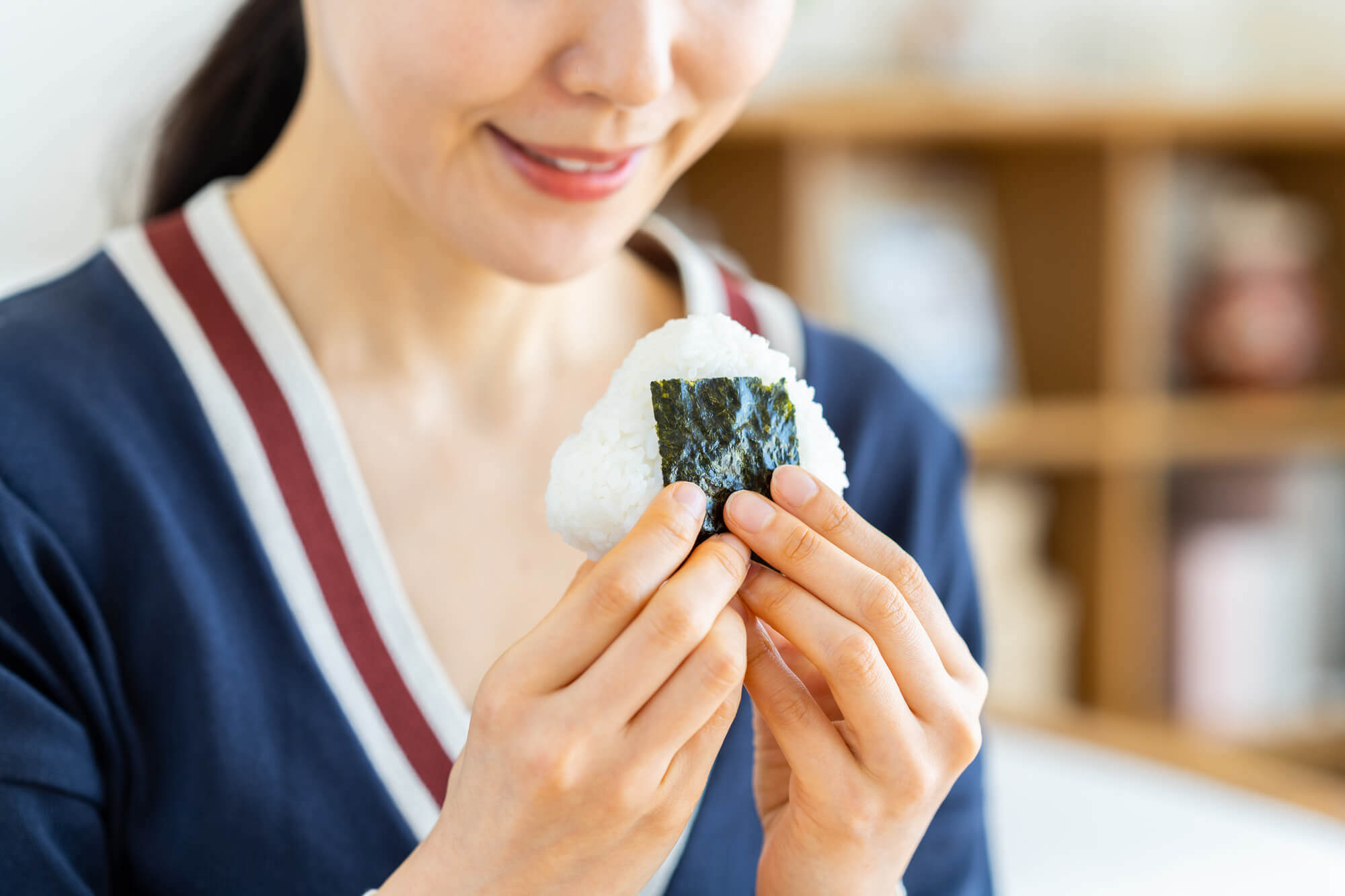おにぎりを食べようとしている女性