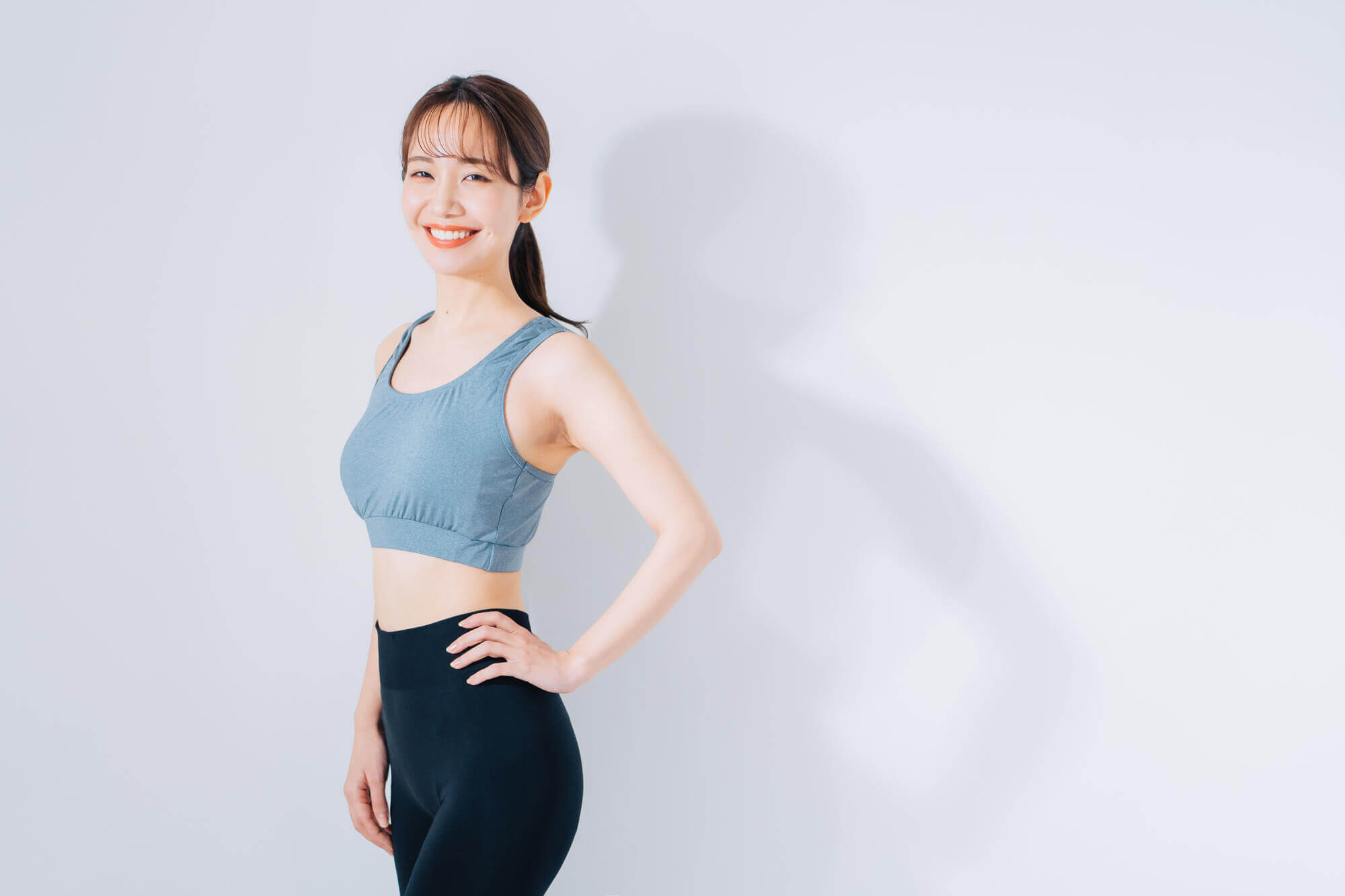 笑顔で立っているスポーツウェアの女性