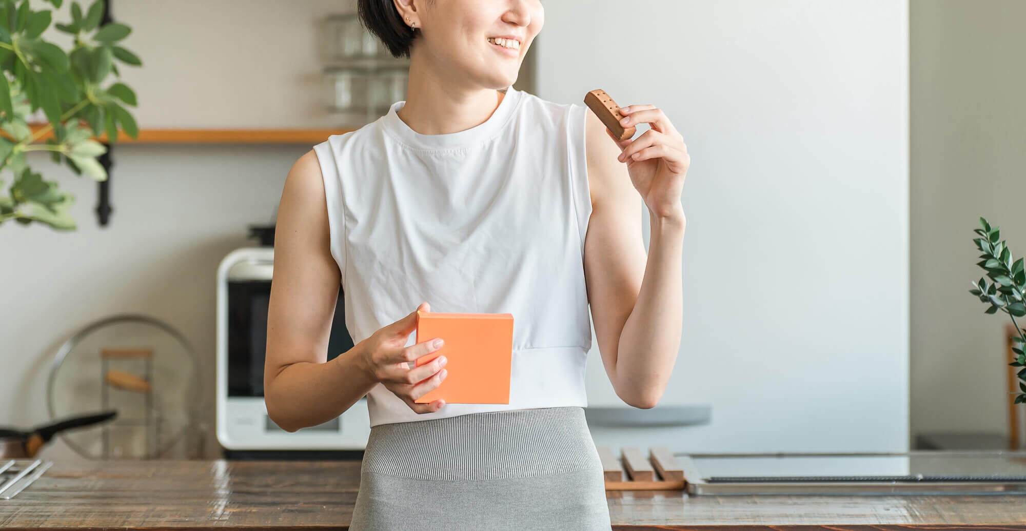 スティック状の栄養補給食品を食べている女性