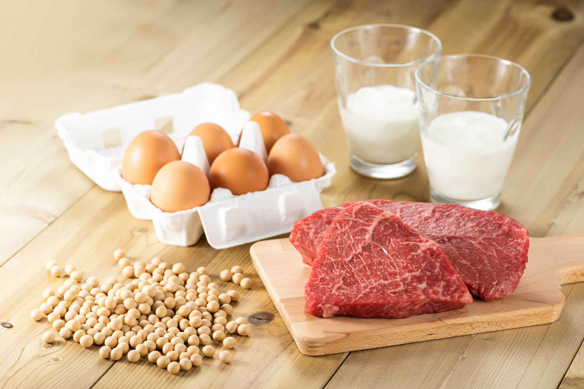 大豆・肉類・卵・牛乳がテーブルに並んでいる様子