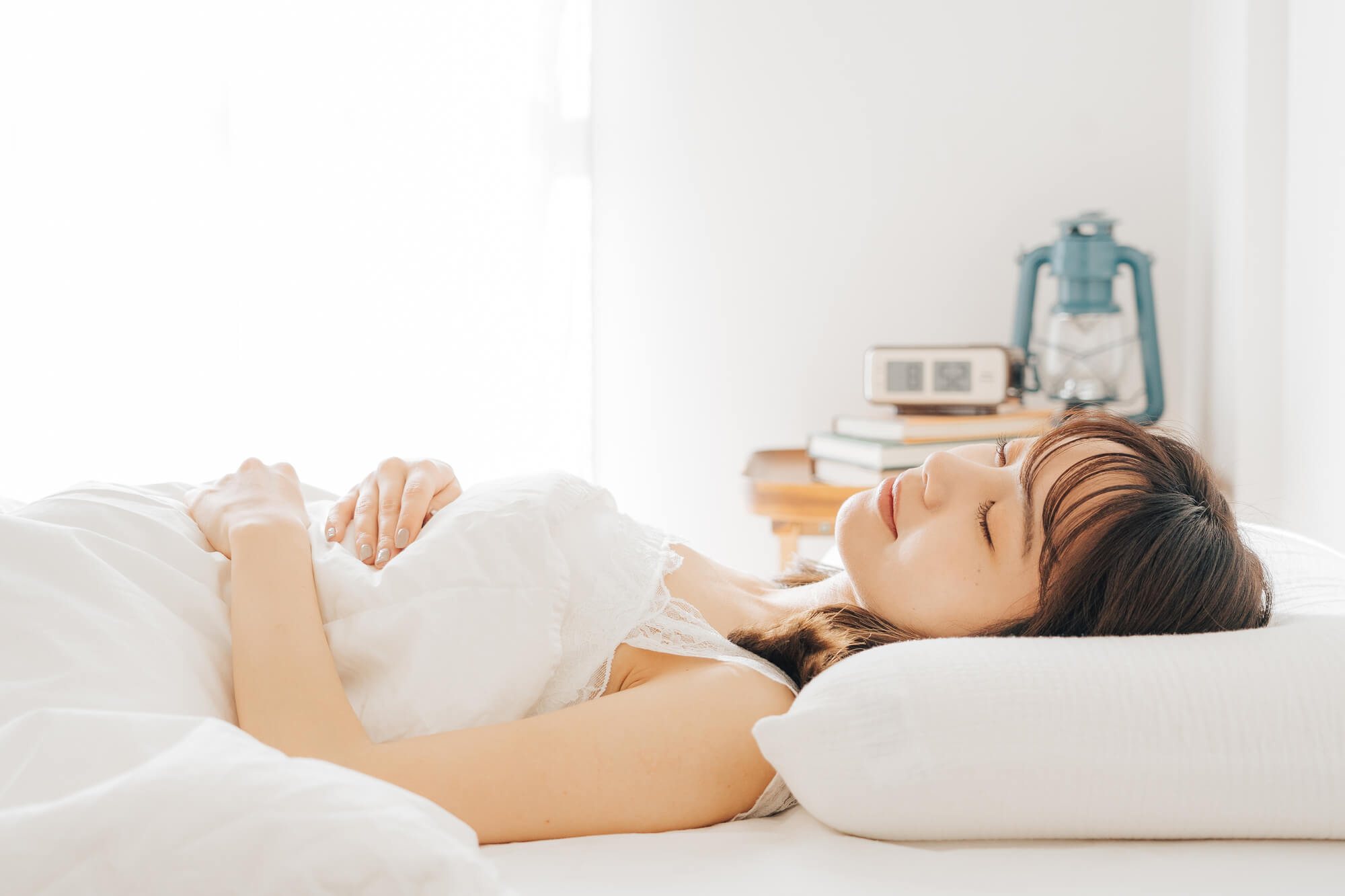心地よさそうに眠る女性