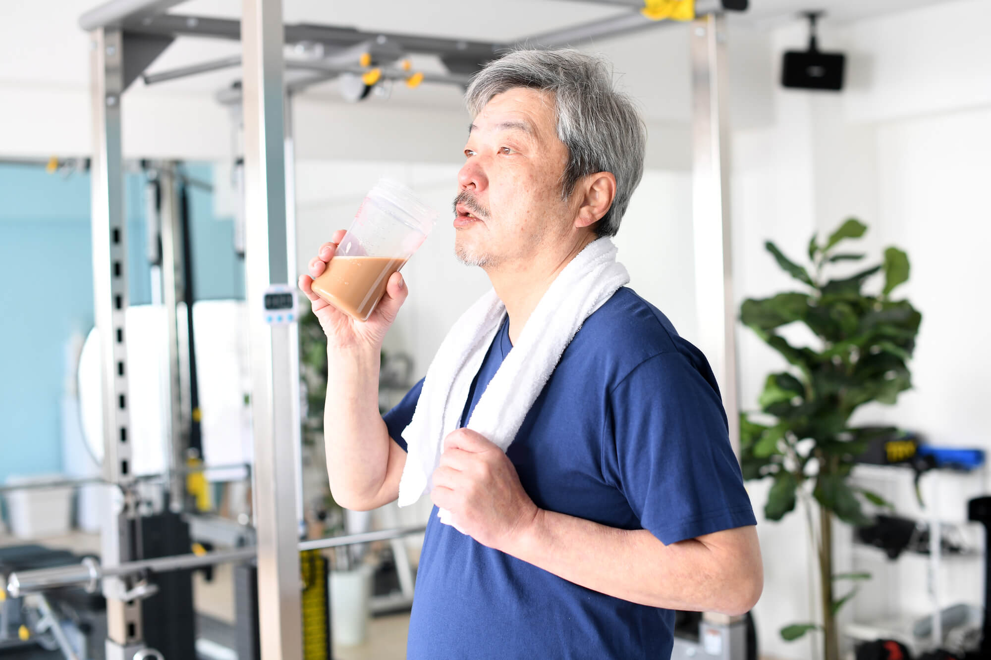 飲み物を飲む男性