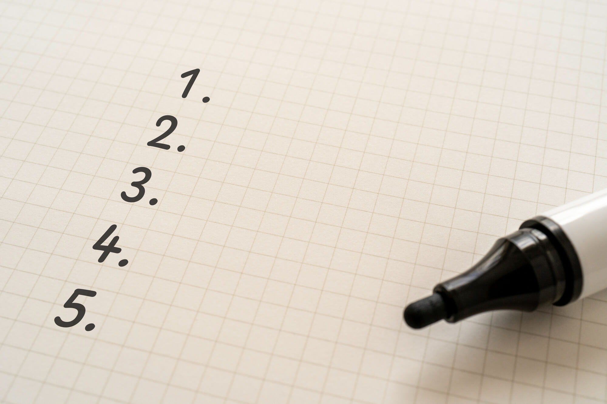 数字が書かれたチェックリストと黒フェルトペン